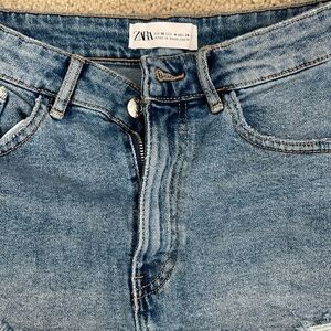 These super cute denim shorts from Zara in a size 4 have been worn once.